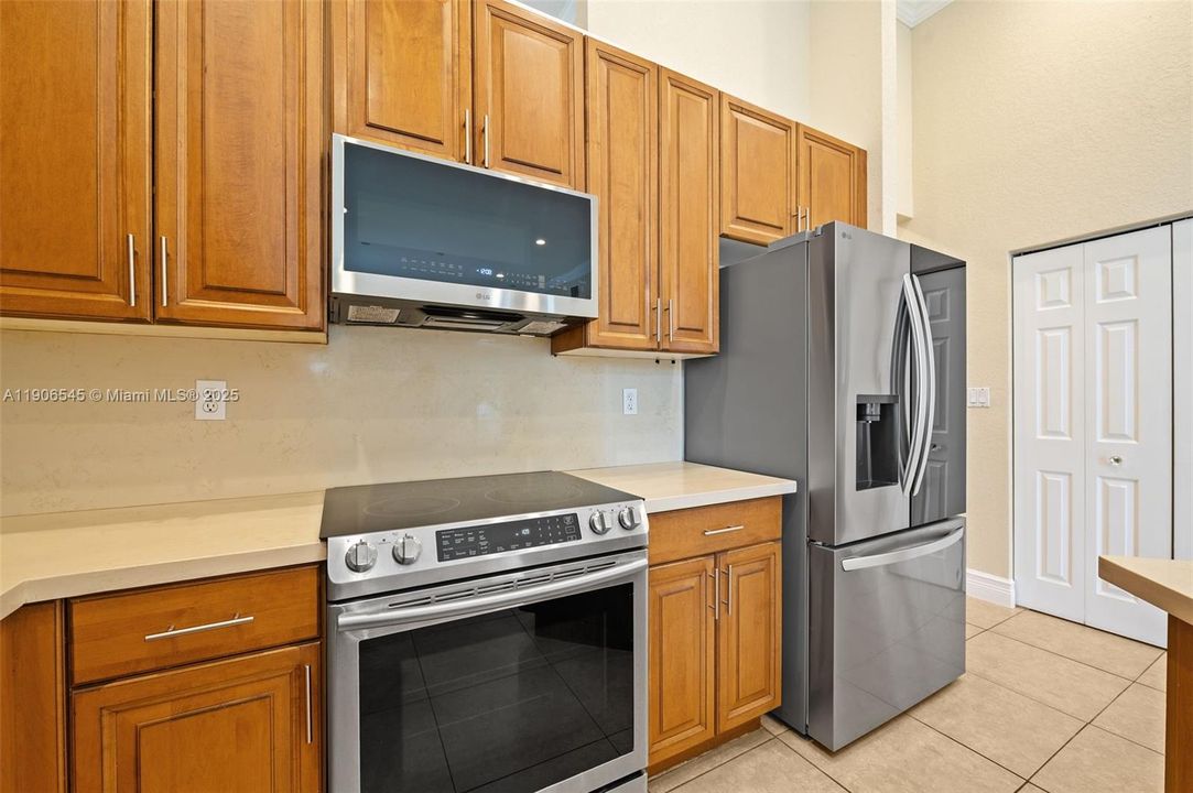 出租: $5,400 (5 贝兹, 3 浴室, 2829 平方英尺)