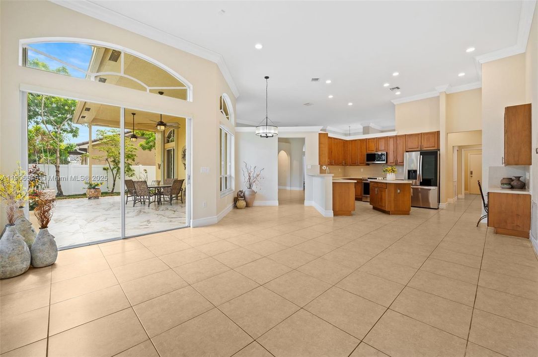 出租: $5,400 (5 贝兹, 3 浴室, 2829 平方英尺)