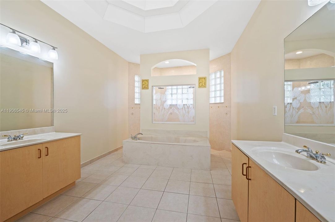 出租: $5,400 (5 贝兹, 3 浴室, 2829 平方英尺)