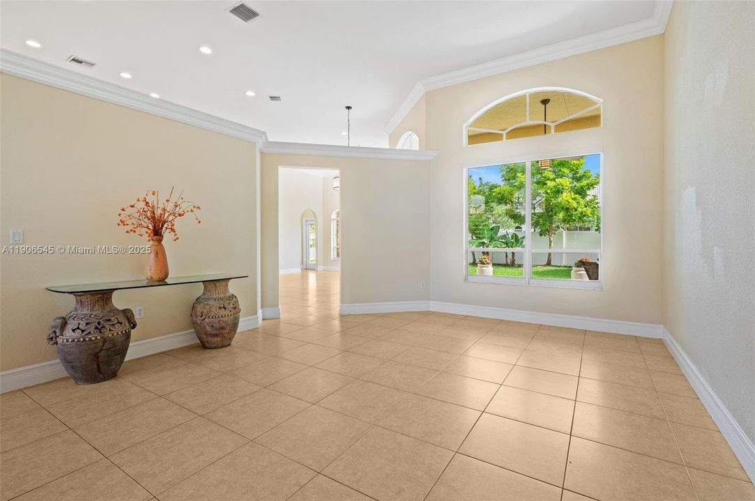 出租: $5,400 (5 贝兹, 3 浴室, 2829 平方英尺)