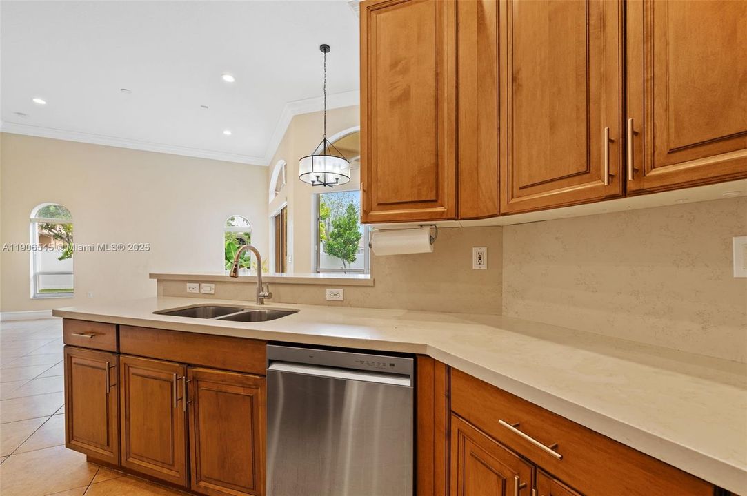 出租: $5,400 (5 贝兹, 3 浴室, 2829 平方英尺)