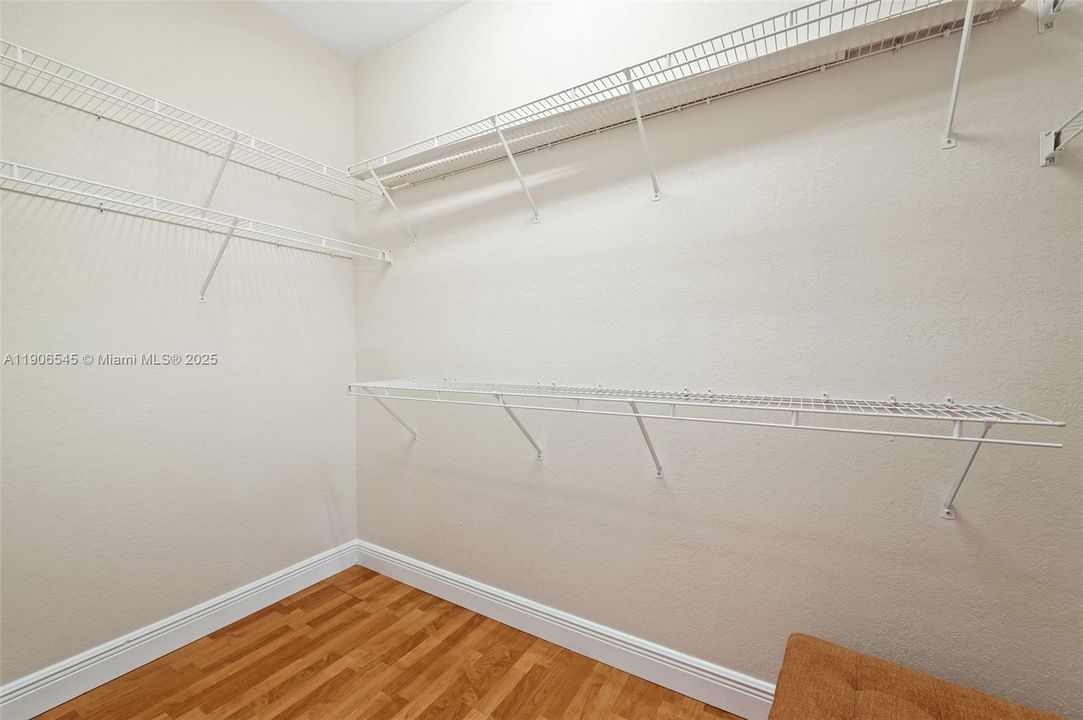 出租: $5,400 (5 贝兹, 3 浴室, 2829 平方英尺)