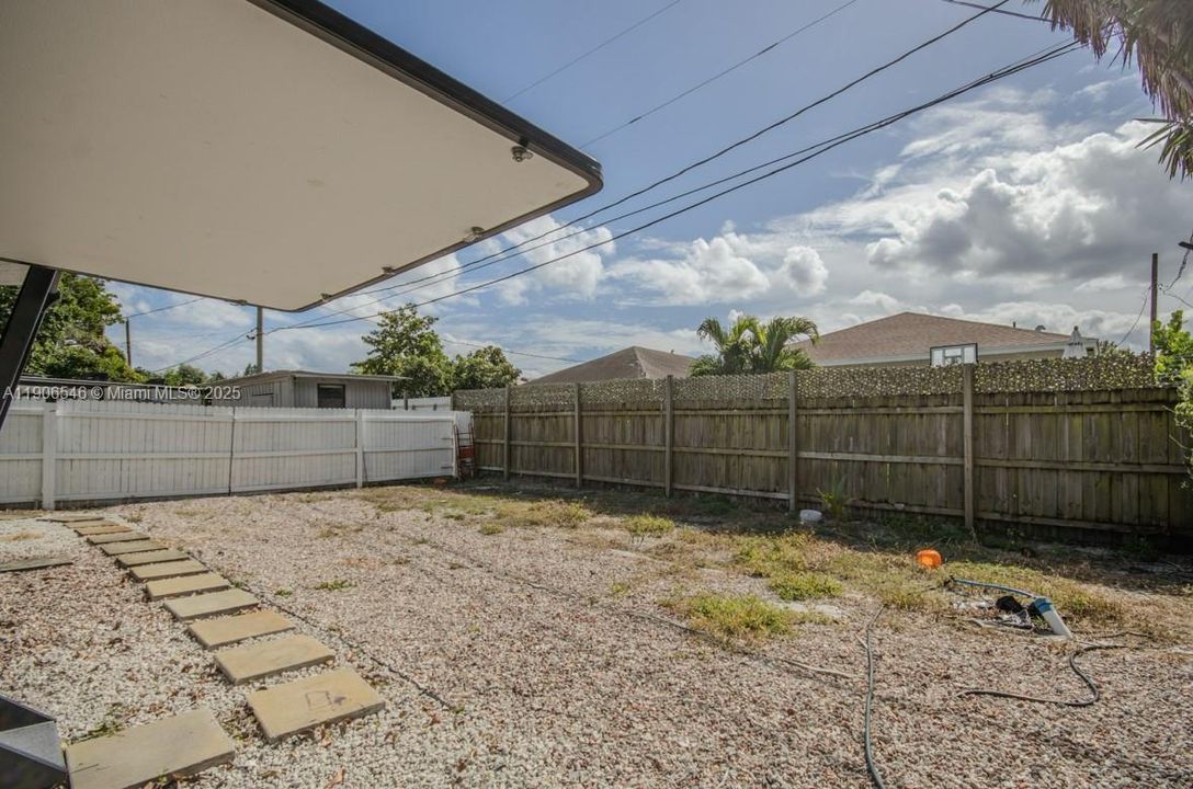 待售: $565,000 (4 贝兹, 3 浴室, 1091 平方英尺)