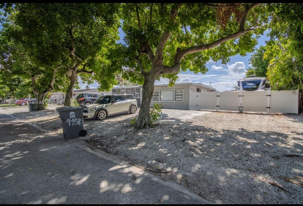 待售: $565,000 (4 贝兹, 3 浴室, 1091 平方英尺)