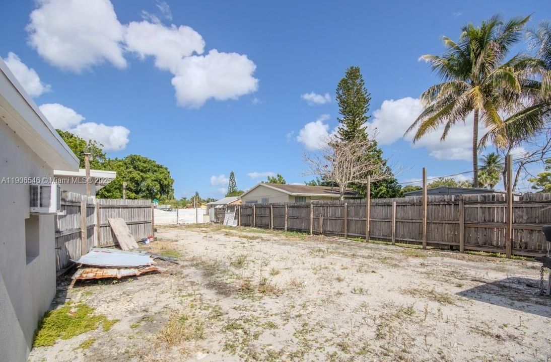 待售: $565,000 (4 贝兹, 3 浴室, 1091 平方英尺)