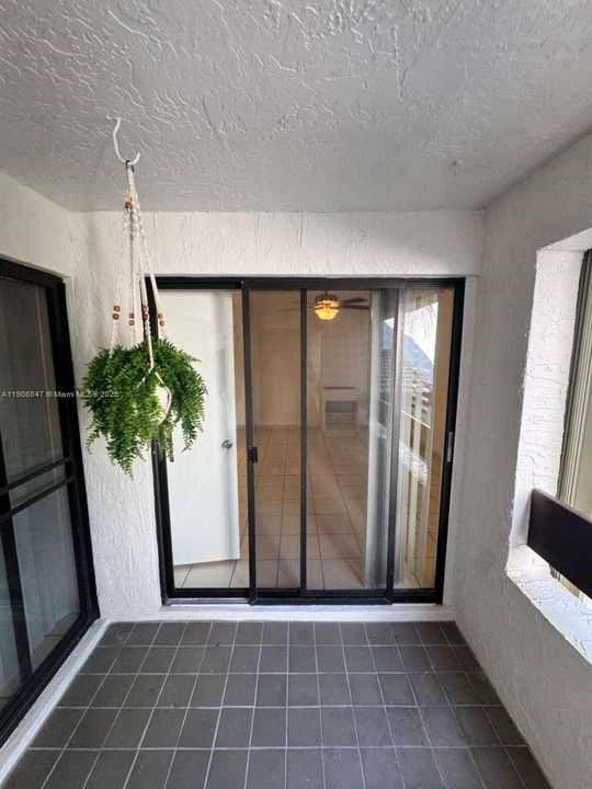 出租: $2,450 (2 贝兹, 2 浴室, 965 平方英尺)