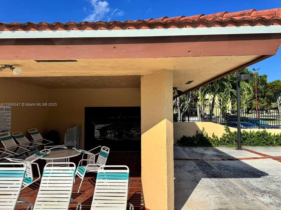 出租: $2,450 (2 贝兹, 2 浴室, 965 平方英尺)