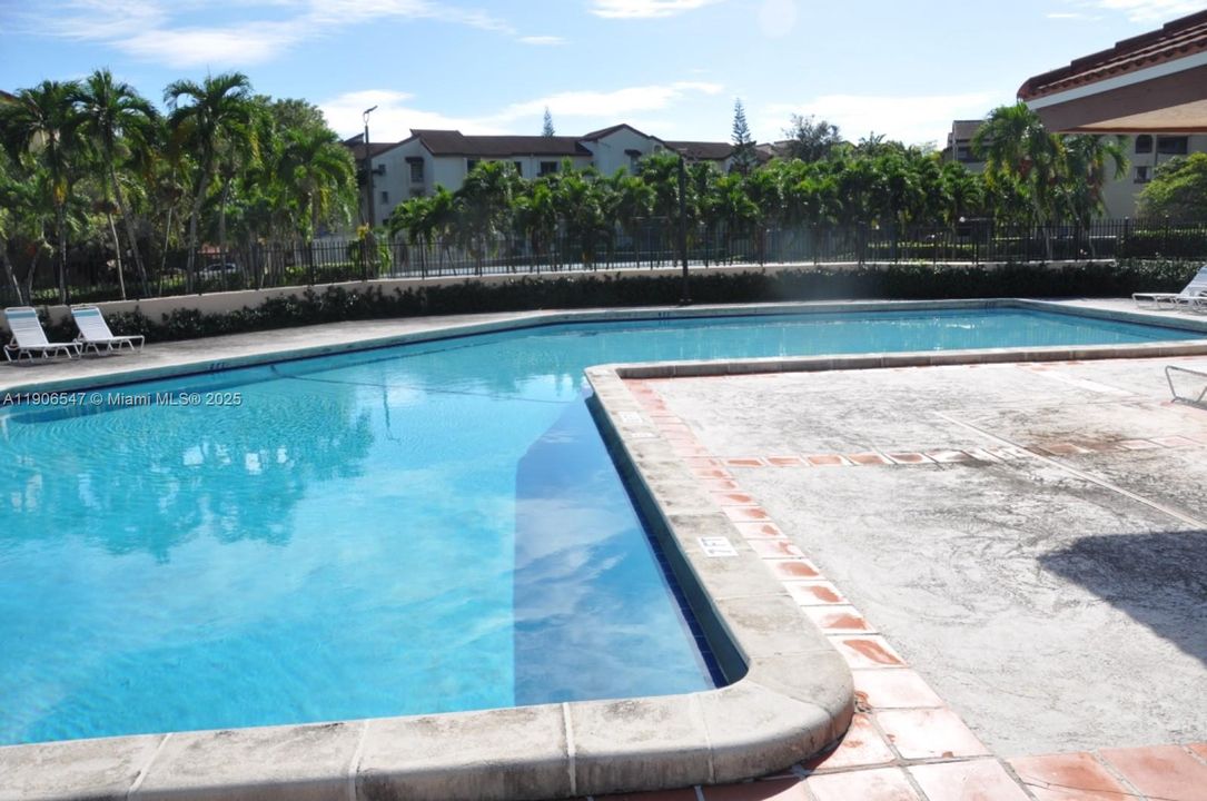 出租: $2,450 (2 贝兹, 2 浴室, 965 平方英尺)