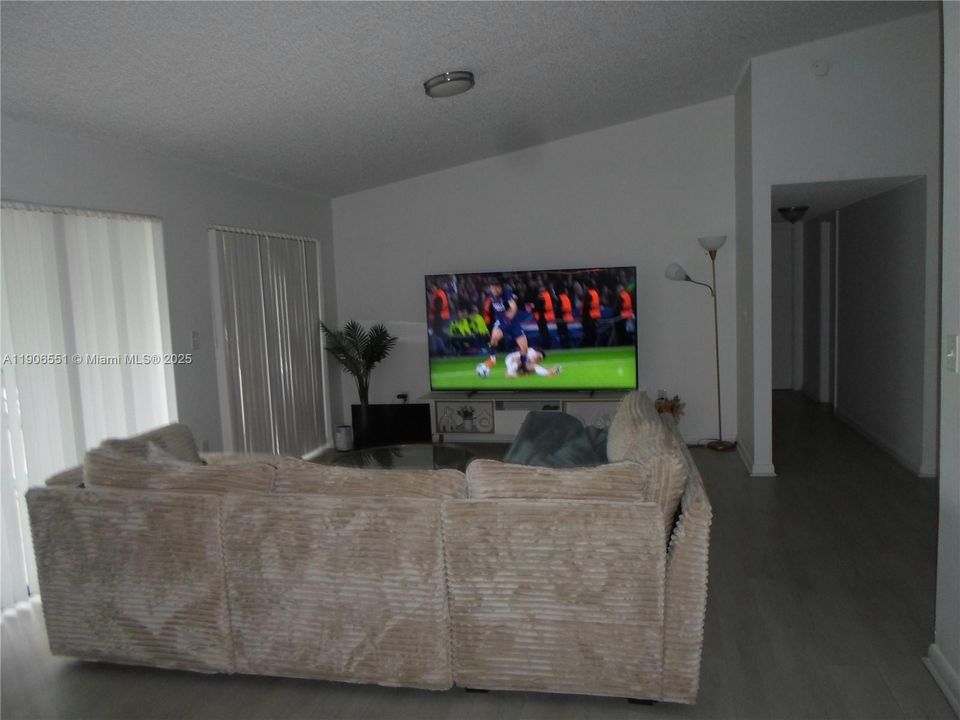 For Rent: $2,100 (2 beds, 2 baths, 1065 Square Feet)