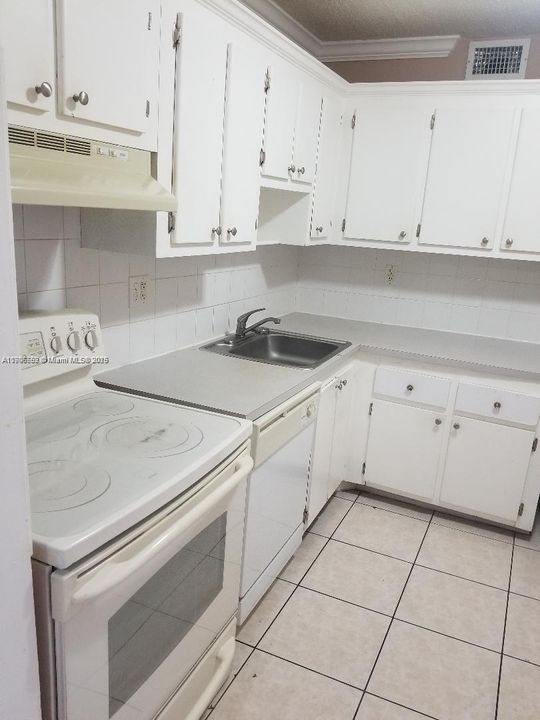 For Rent: $2,300 (2 beds, 2 baths, 984 Square Feet)