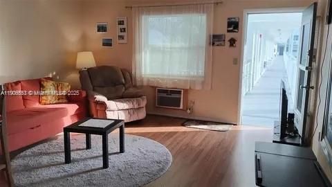 На продажу: $84,900 (1 спален, 1 ванн, 620 Квадратных фут)