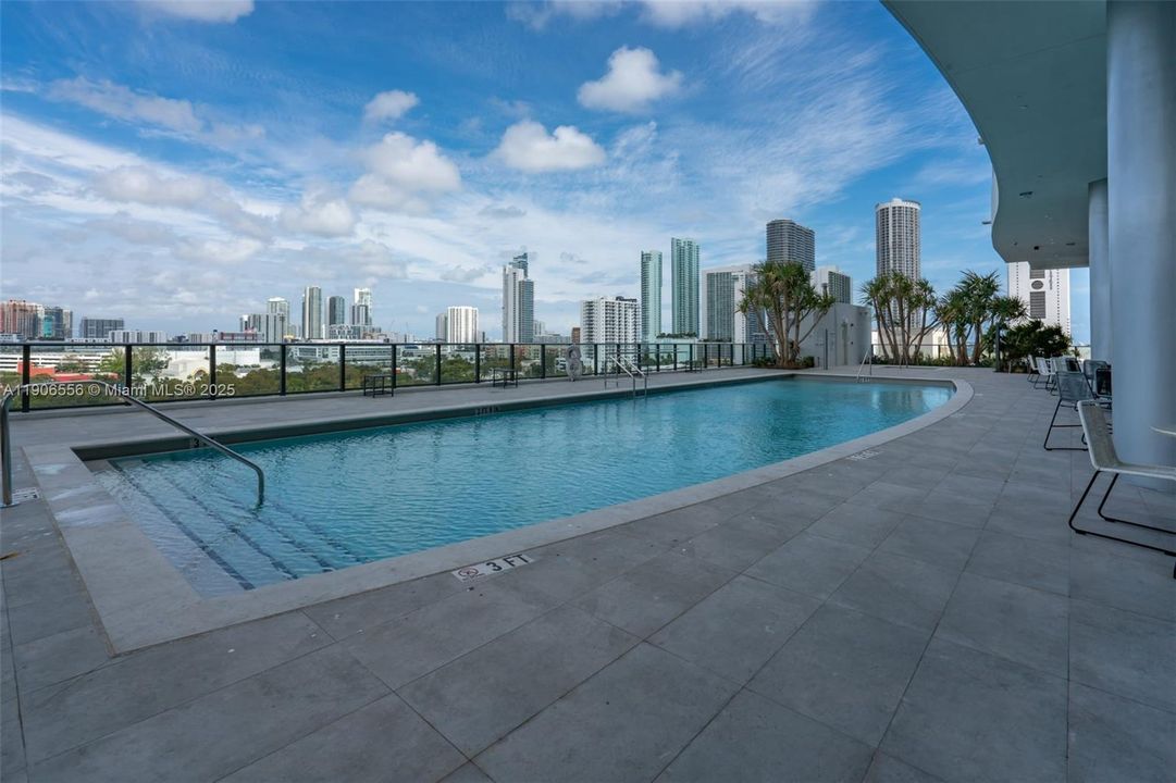 Active With Contract: $3,200 (1 beds, 1 baths, 853 Square Feet)