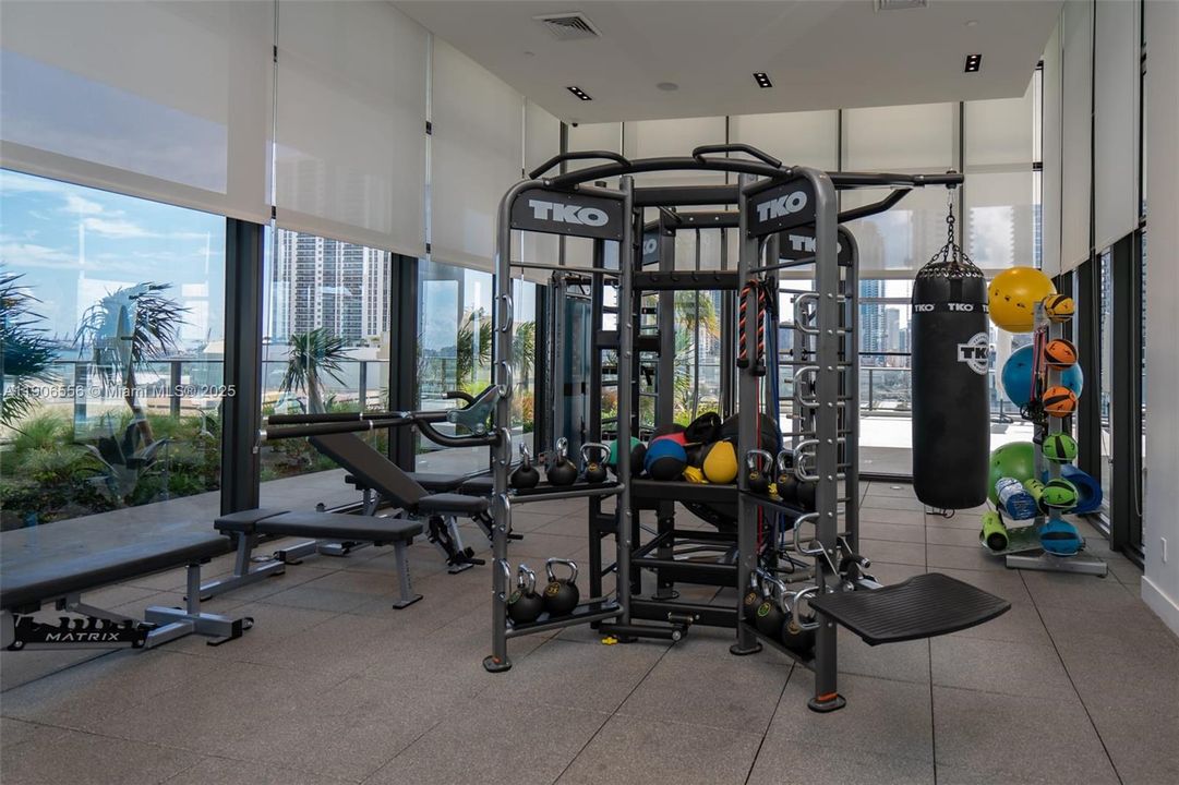 Active With Contract: $3,200 (1 beds, 1 baths, 853 Square Feet)