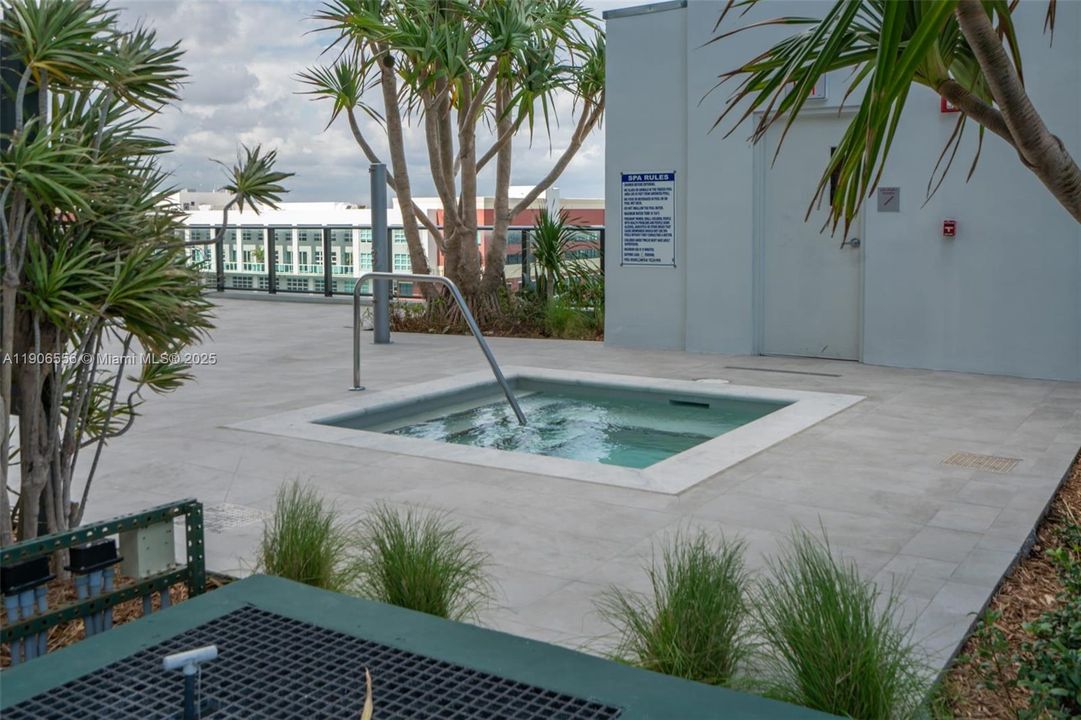 Active With Contract: $3,200 (1 beds, 1 baths, 853 Square Feet)