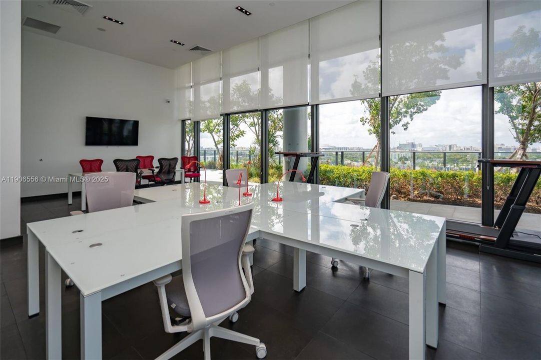 Active With Contract: $3,200 (1 beds, 1 baths, 853 Square Feet)