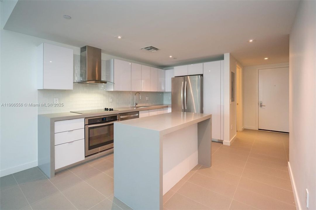 Active With Contract: $3,200 (1 beds, 1 baths, 853 Square Feet)