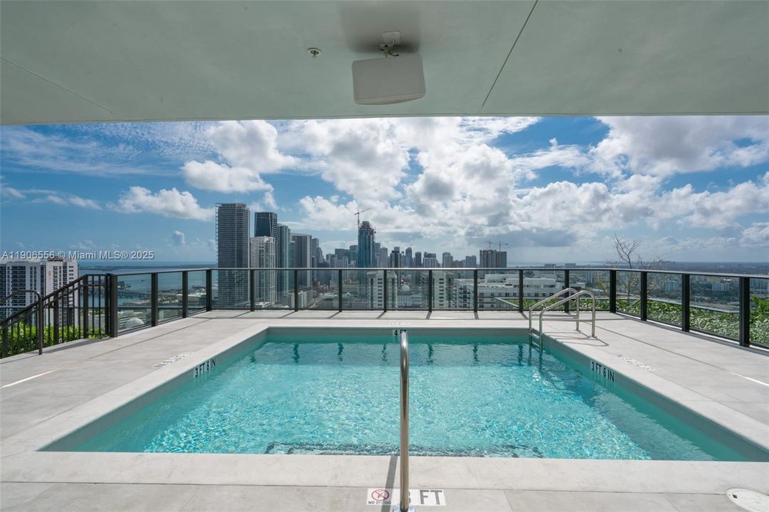 Active With Contract: $3,200 (1 beds, 1 baths, 853 Square Feet)