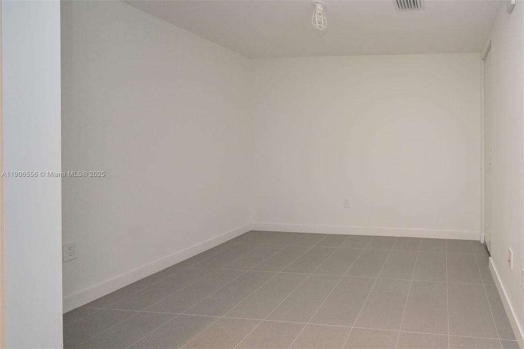 Active With Contract: $3,200 (1 beds, 1 baths, 853 Square Feet)