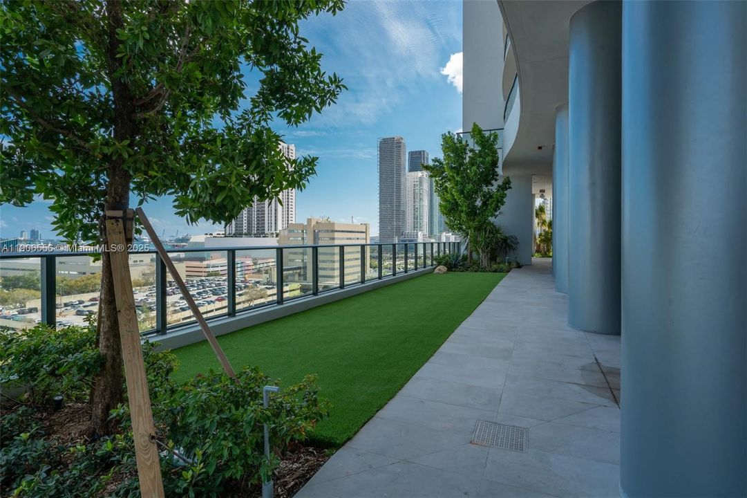 Active With Contract: $3,200 (1 beds, 1 baths, 853 Square Feet)