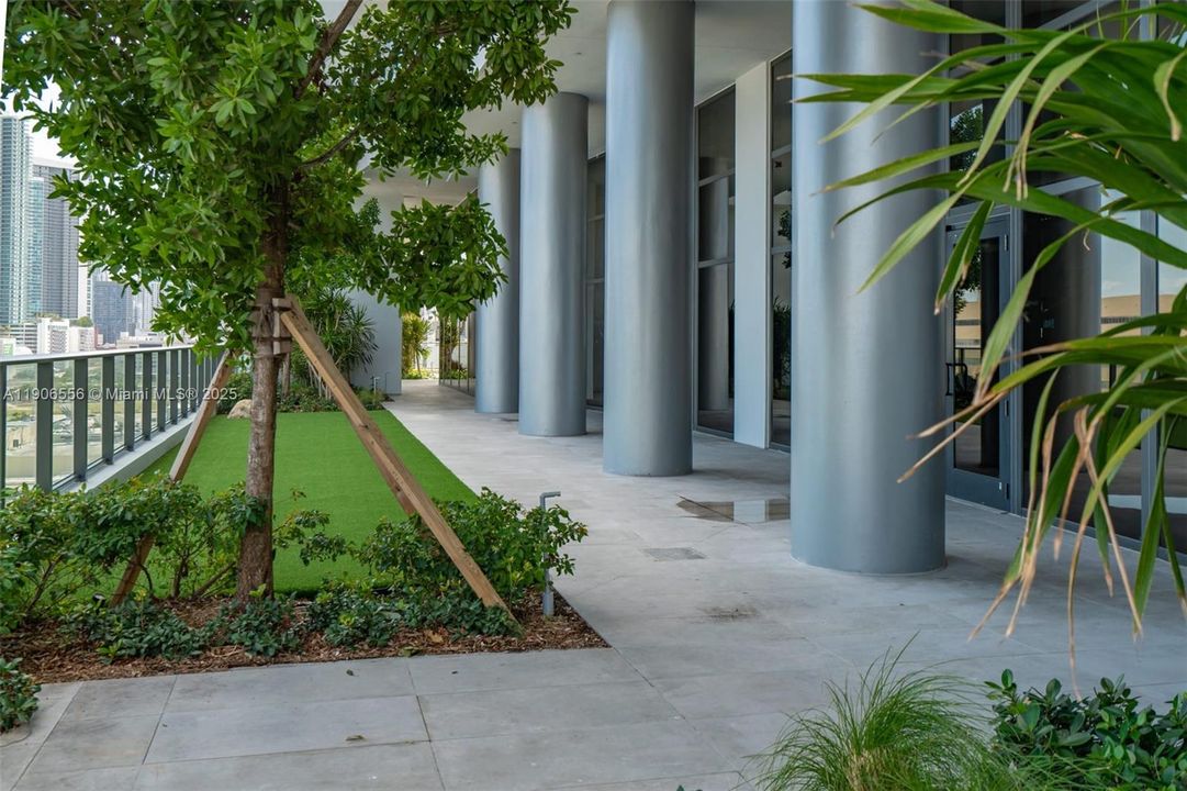 Active With Contract: $3,200 (1 beds, 1 baths, 853 Square Feet)