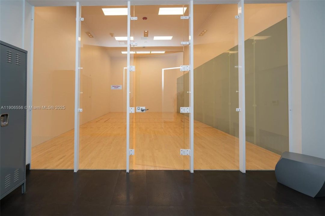 Active With Contract: $3,200 (1 beds, 1 baths, 853 Square Feet)