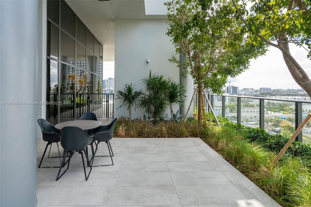 Active With Contract: $3,200 (1 beds, 1 baths, 853 Square Feet)