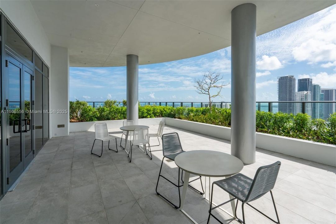 Active With Contract: $3,200 (1 beds, 1 baths, 853 Square Feet)