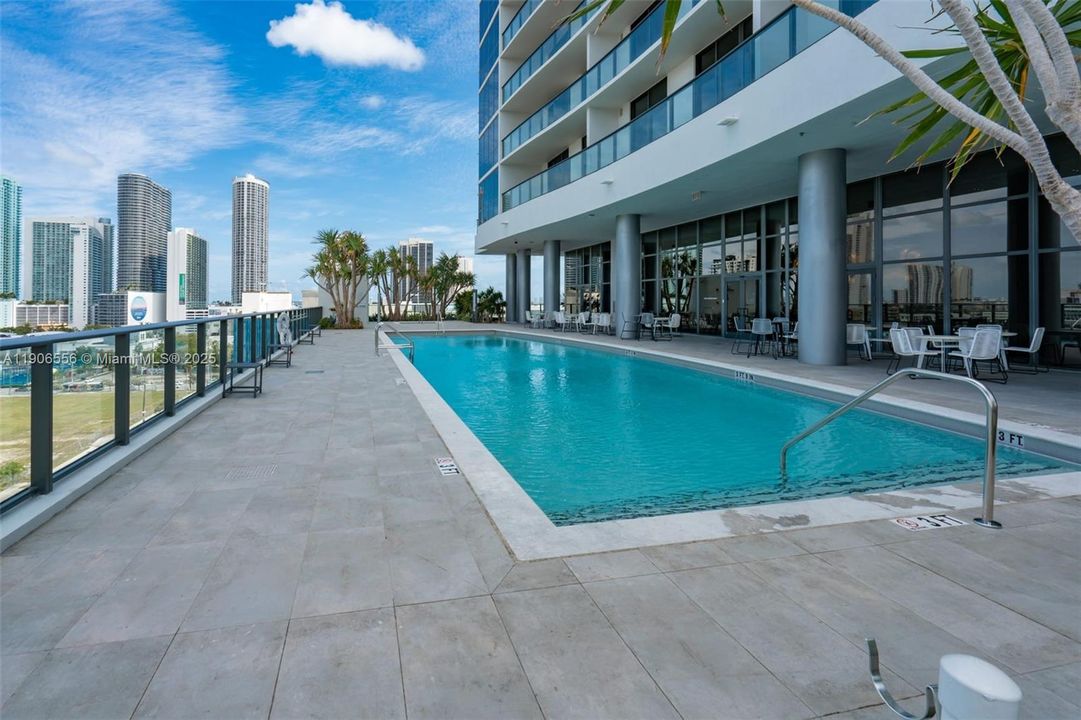 Active With Contract: $3,200 (1 beds, 1 baths, 853 Square Feet)
