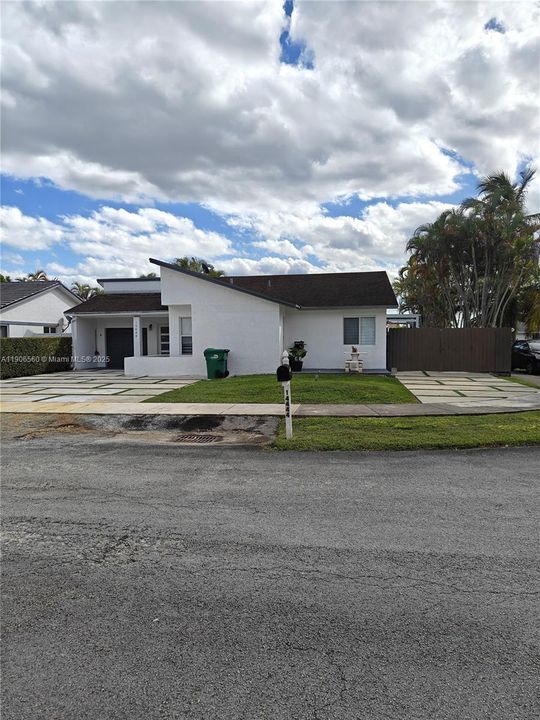 For Sale: $760,000 (3 beds, 2 baths, 1564 Square Feet)