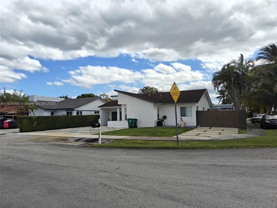 For Sale: $760,000 (3 beds, 2 baths, 1564 Square Feet)