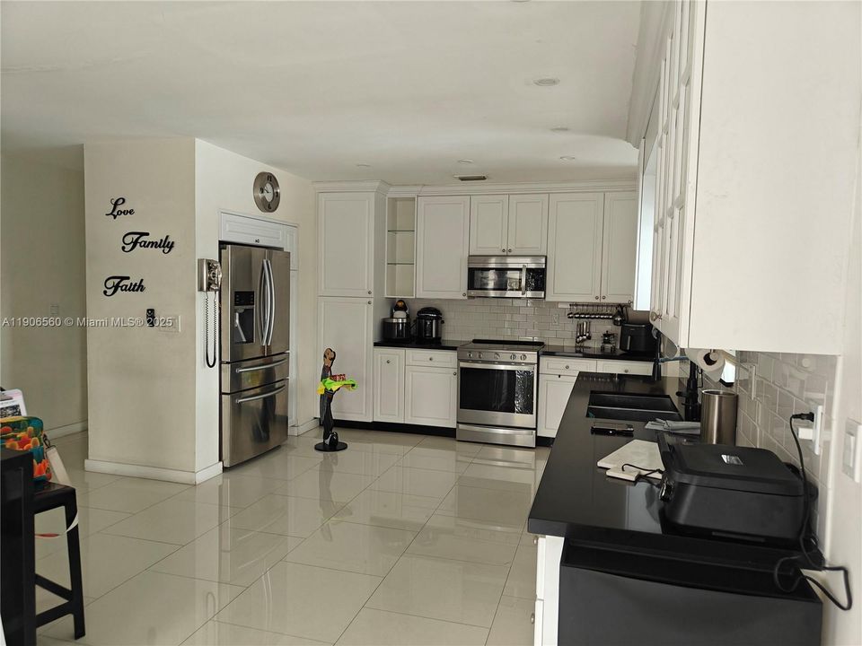 For Sale: $760,000 (3 beds, 2 baths, 1564 Square Feet)