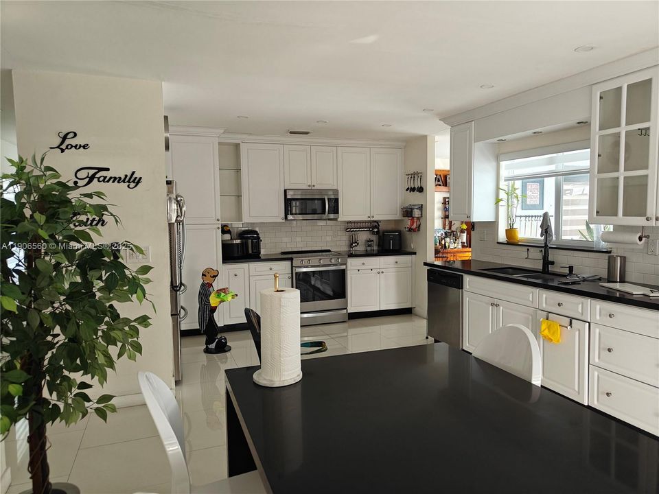 For Sale: $760,000 (3 beds, 2 baths, 1564 Square Feet)