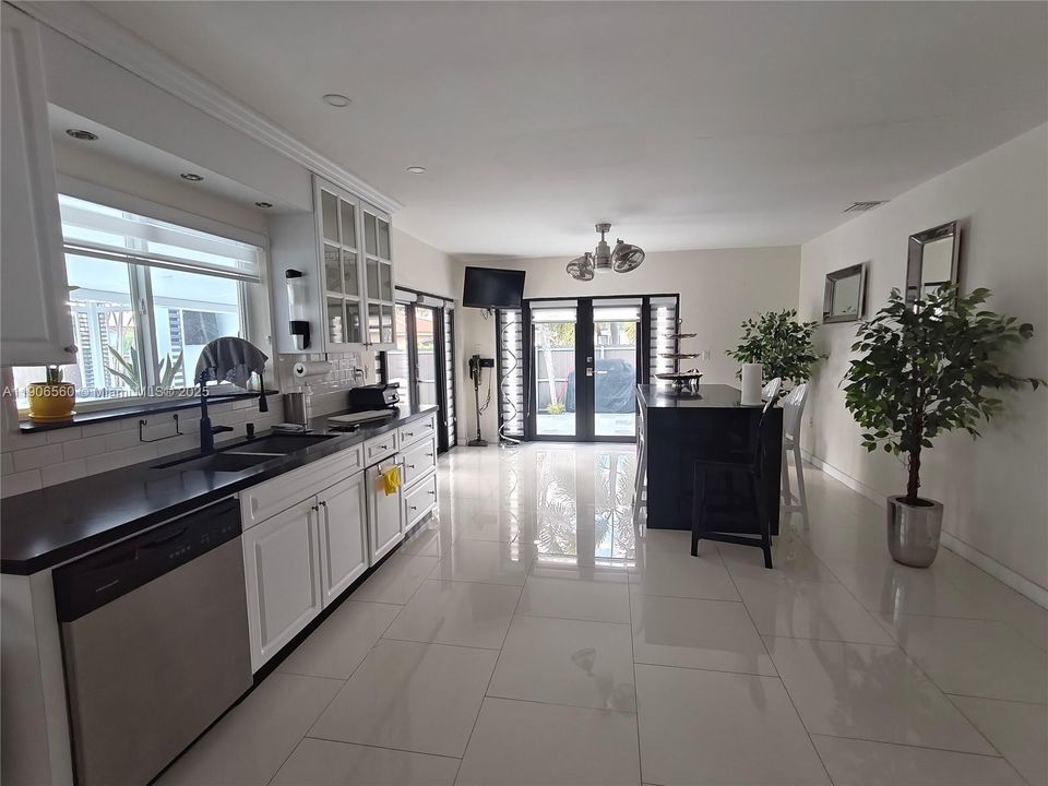 For Sale: $760,000 (3 beds, 2 baths, 1564 Square Feet)