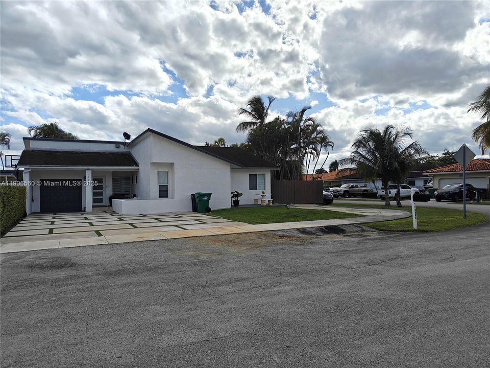 For Sale: $760,000 (3 beds, 2 baths, 1564 Square Feet)