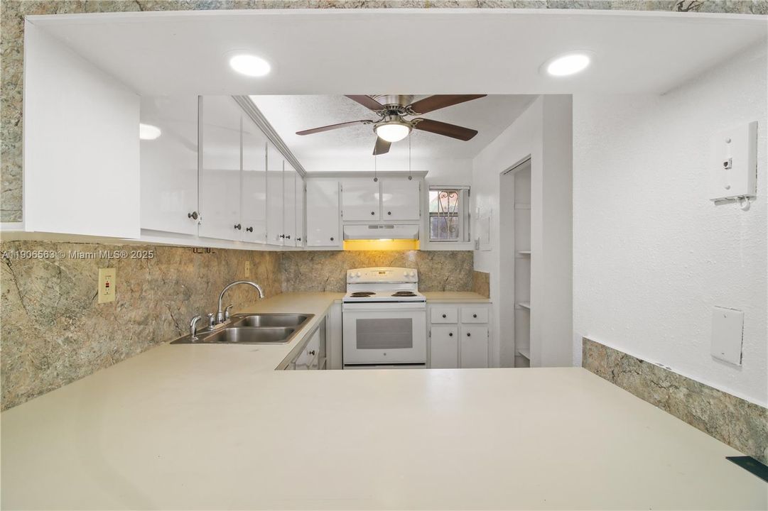 Recently Rented: $2,000 (2 beds, 1 baths, 998 Square Feet)