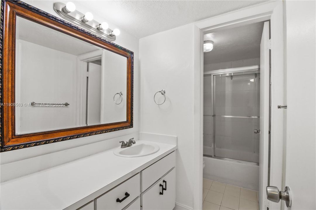 Recently Rented: $2,000 (2 beds, 1 baths, 998 Square Feet)