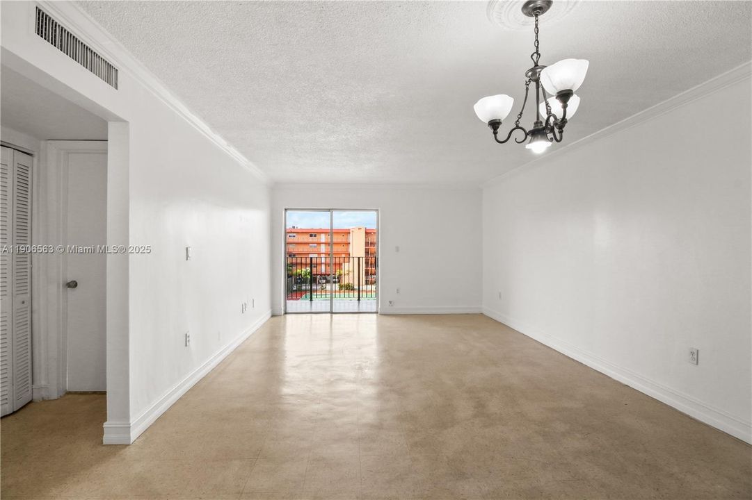 Recently Rented: $2,000 (2 beds, 1 baths, 998 Square Feet)