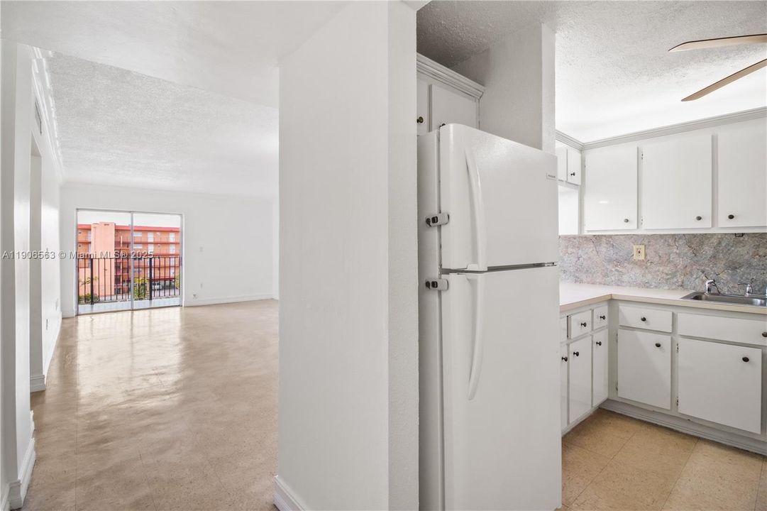 Recently Rented: $2,000 (2 beds, 1 baths, 998 Square Feet)