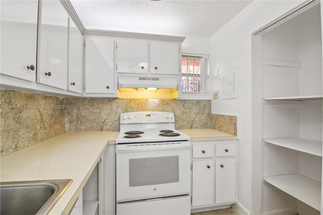 Recently Rented: $2,000 (2 beds, 1 baths, 998 Square Feet)