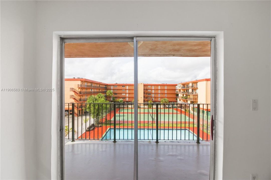 Recently Rented: $2,000 (2 beds, 1 baths, 998 Square Feet)