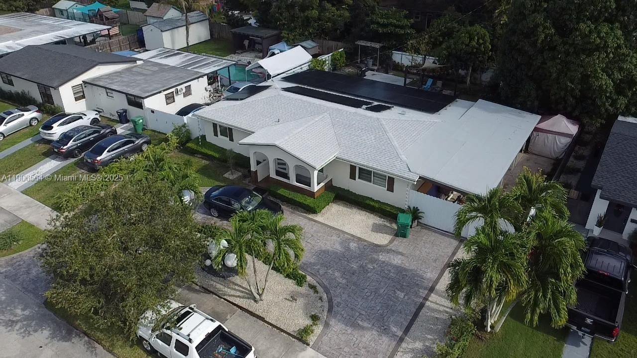 最近售出: $600,000 (4 贝兹, 2 浴室, 1585 平方英尺)