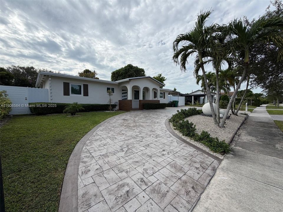 最近售出: $600,000 (4 贝兹, 2 浴室, 1585 平方英尺)