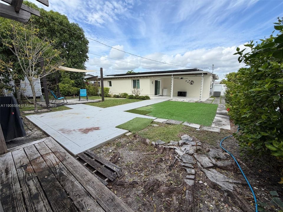 最近售出: $600,000 (4 贝兹, 2 浴室, 1585 平方英尺)