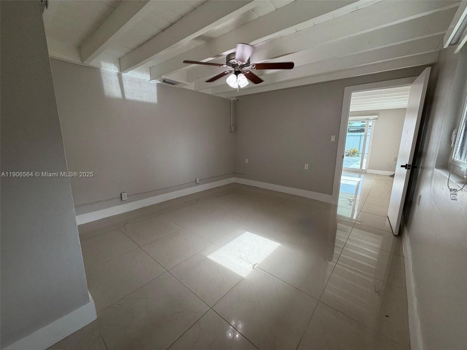 最近售出: $600,000 (4 贝兹, 2 浴室, 1585 平方英尺)