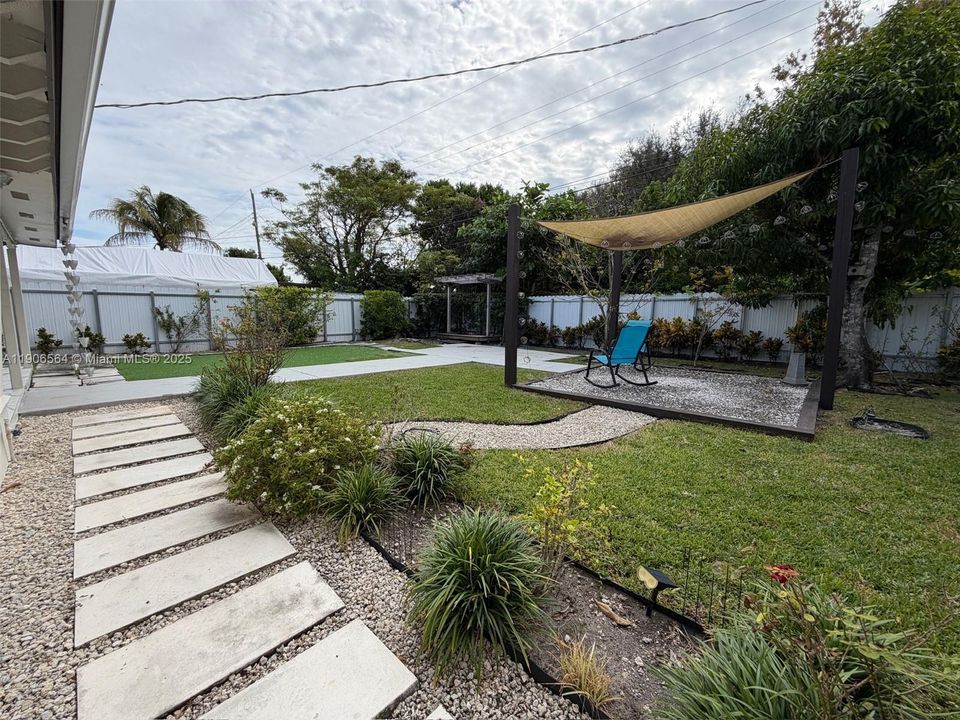 最近售出: $600,000 (4 贝兹, 2 浴室, 1585 平方英尺)