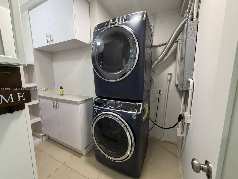 最近售出: $600,000 (4 贝兹, 2 浴室, 1585 平方英尺)