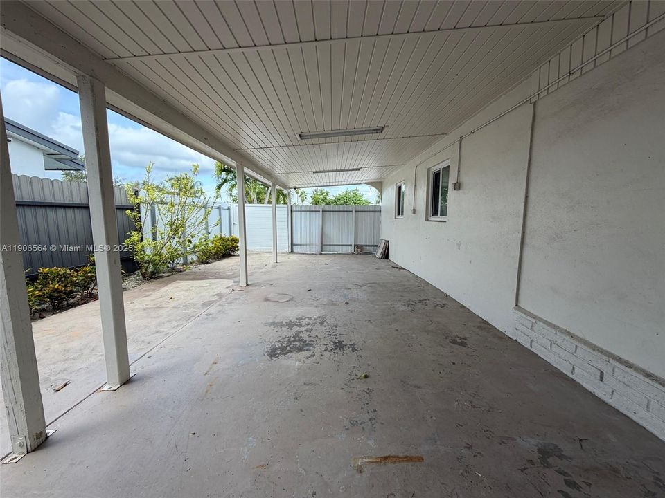 最近售出: $600,000 (4 贝兹, 2 浴室, 1585 平方英尺)