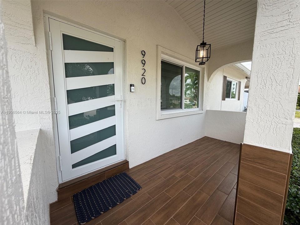 最近售出: $600,000 (4 贝兹, 2 浴室, 1585 平方英尺)