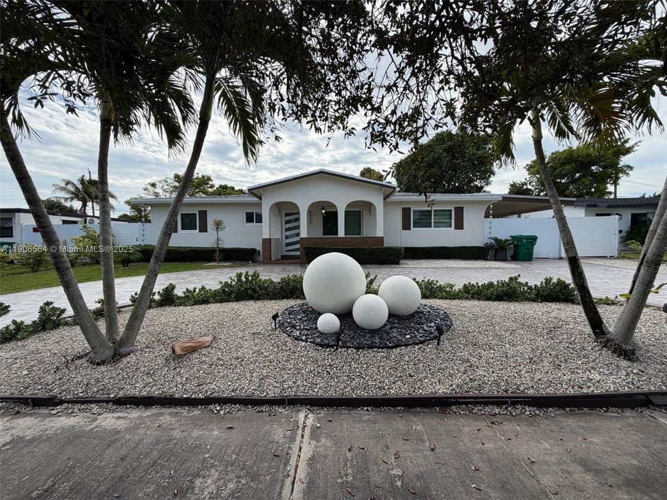 最近售出: $600,000 (4 贝兹, 2 浴室, 1585 平方英尺)