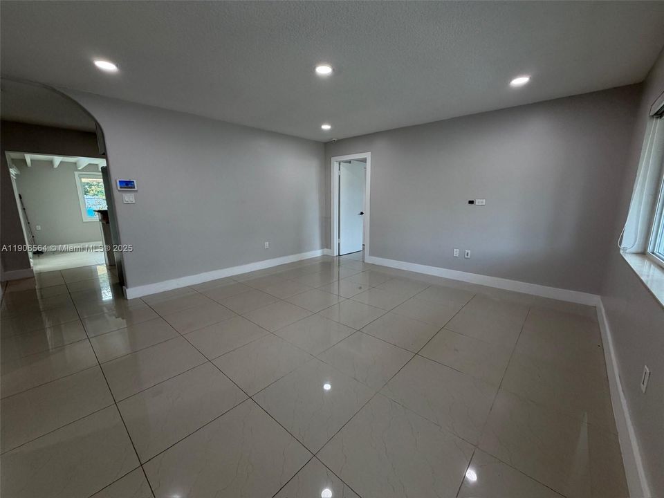 最近售出: $600,000 (4 贝兹, 2 浴室, 1585 平方英尺)